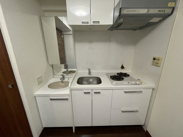 キッチン　イメージとして同建物他部屋を表示しています