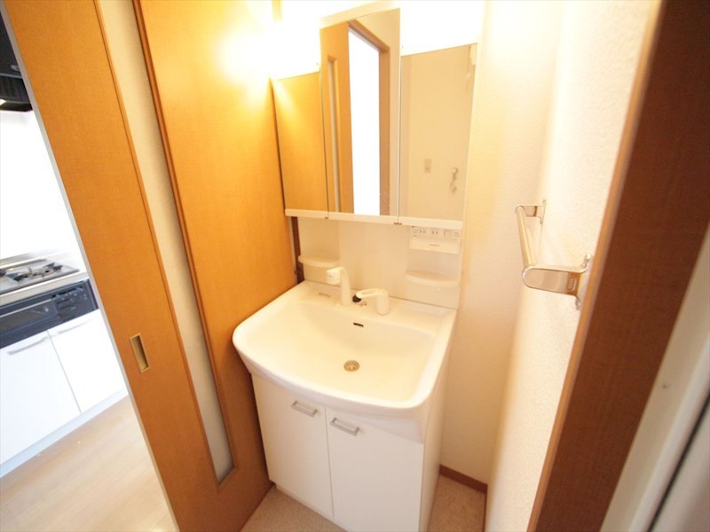 洗面設備　脱衣所　独立洗面台（シャンプードレッサー付）収納スペース有