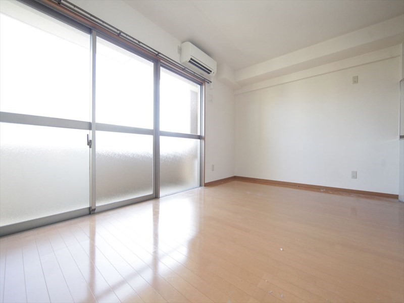 居室・リビング　ＬＤＫ11.2帖　システムキッチン　エアコン完備　バルコニー