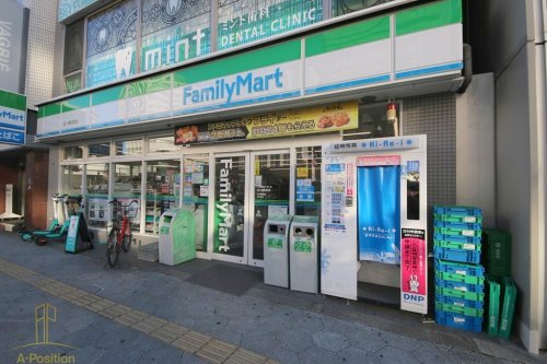 コンビニ　ファミリーマート 四ツ橋駅前店（コンビニ）まで200m