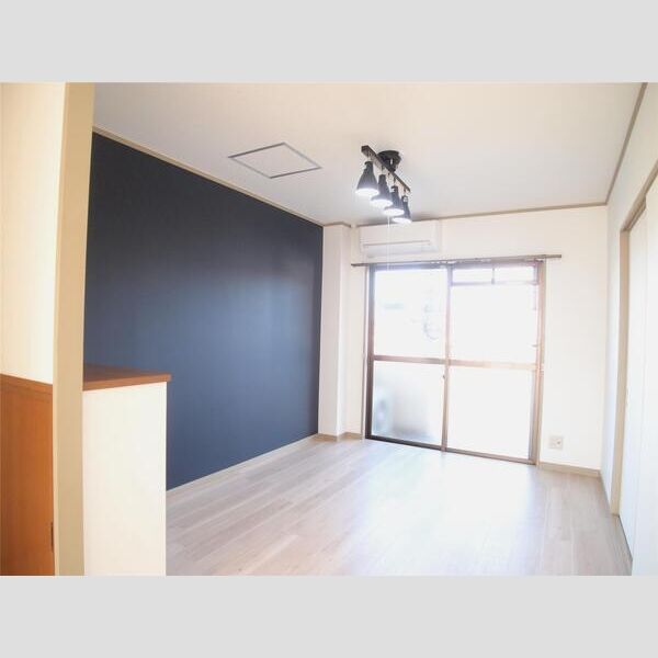 居室・リビング　広々と使えるので快適にお過ごし頂けます。オシャレな電気付き