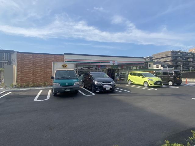 コンビニ　セブンイレブン（コンビニ）まで645m