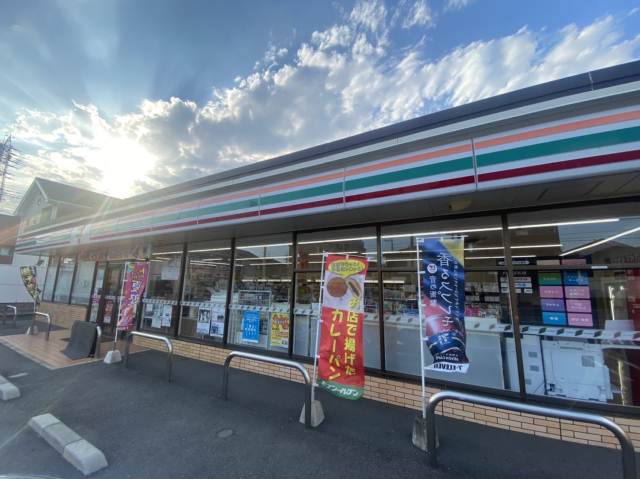 コンビニ　セブンイレブン（コンビニ）まで892m