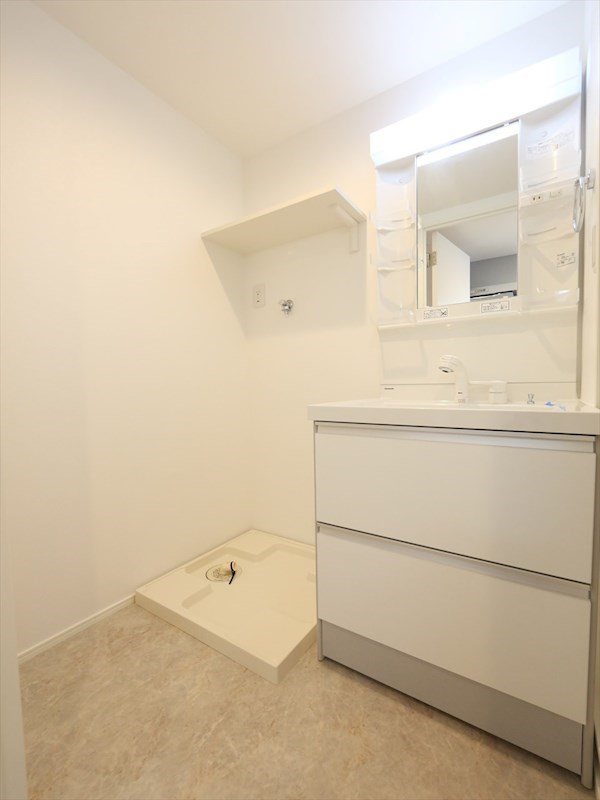 洗面設備　脱衣所　独立洗面化粧台（シャンプードレッサー付）イメージ写真