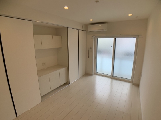 居室・リビング　他室参考写真　反転タイプ　白を基調とした洋室6.5帖