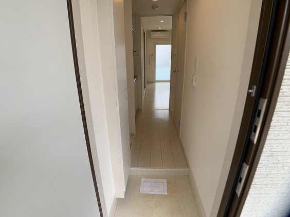 玄関　他室参考写真　反転タイプ　玄関から見た室内