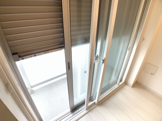セキュリティ　他室参考写真　反転タイプ　２重サッシ、防犯シャッター