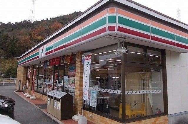 コンビニ　セブンイレブン（コンビニ）まで900m