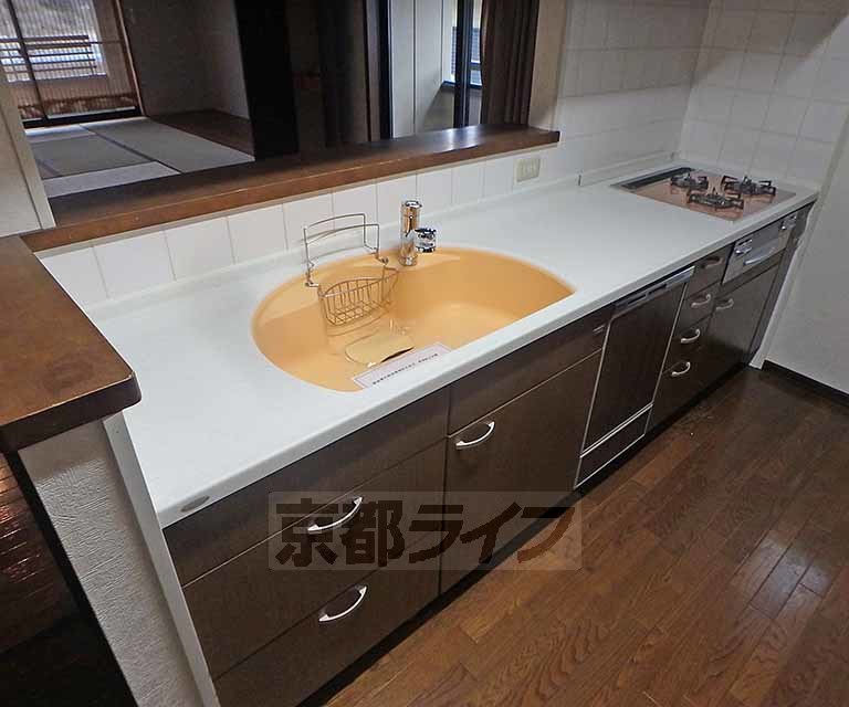 キッチン　十分な作業スペースのある大きなキッチンです。