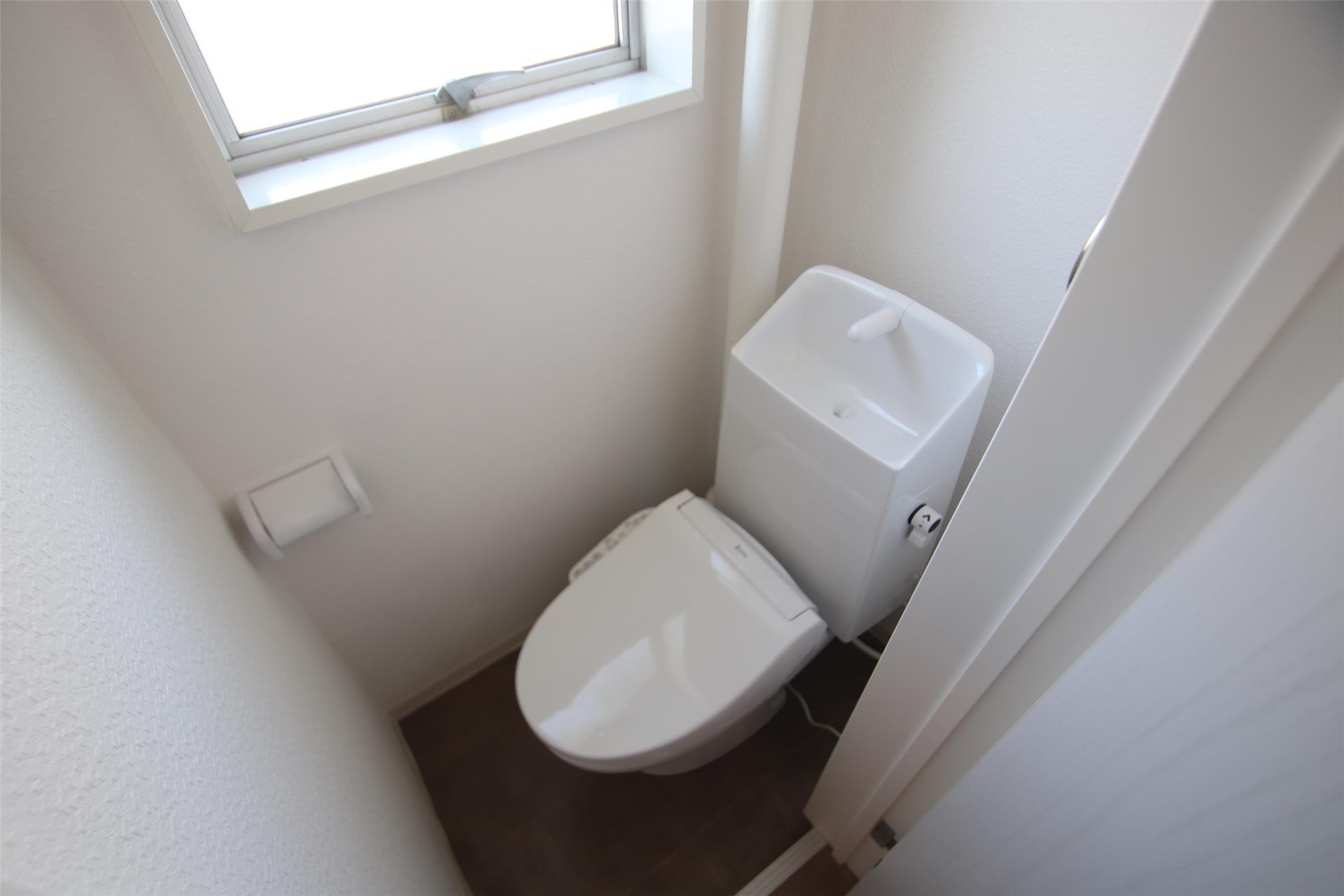 トイレ　2023.10トイレ交換、温水洗浄便座付