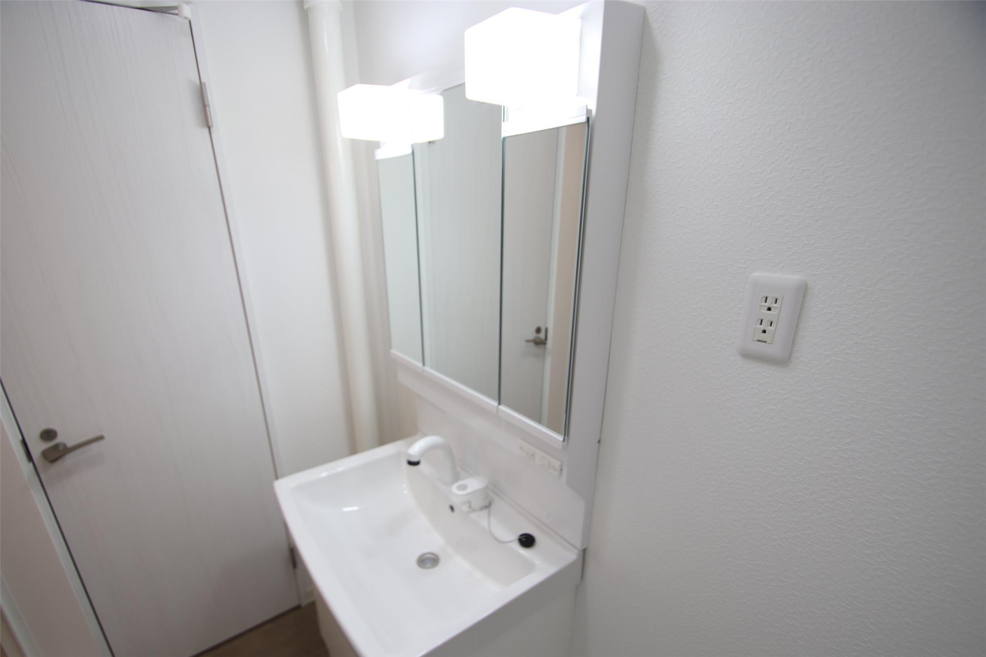 洗面設備　2023.10三面鏡付き洗髪洗面化粧台に交換済み