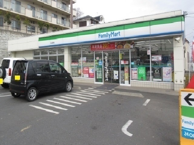 コンビニ　ファミリーマート（コンビニ）まで1200m