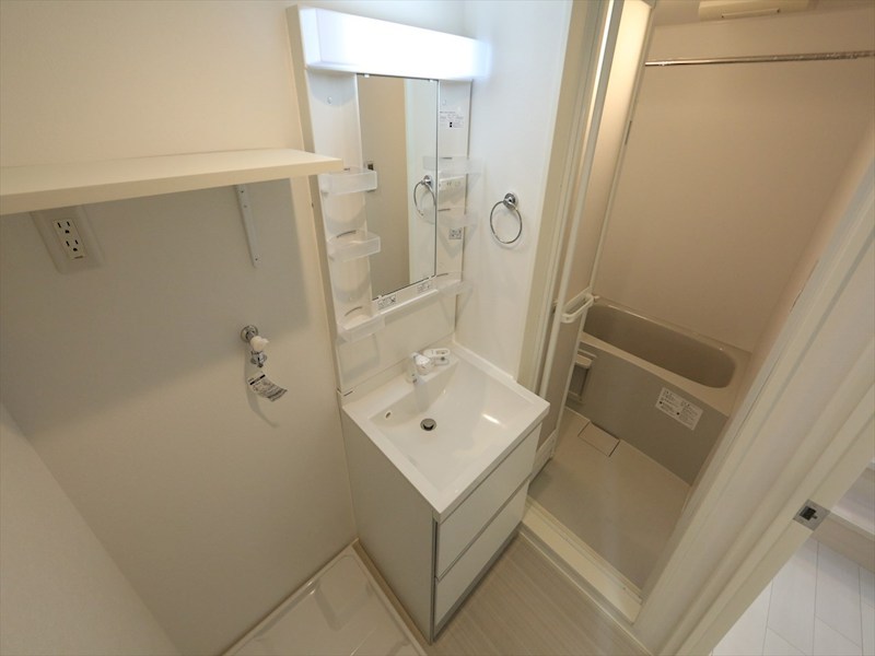 洗面設備　脱衣所　独立洗面台（シャンプードレッサー付）収納スペース有