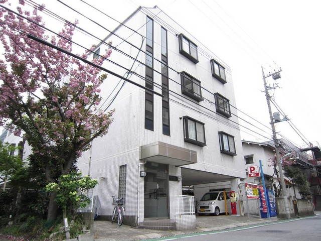 建物外観　重量鉄骨造４階建て