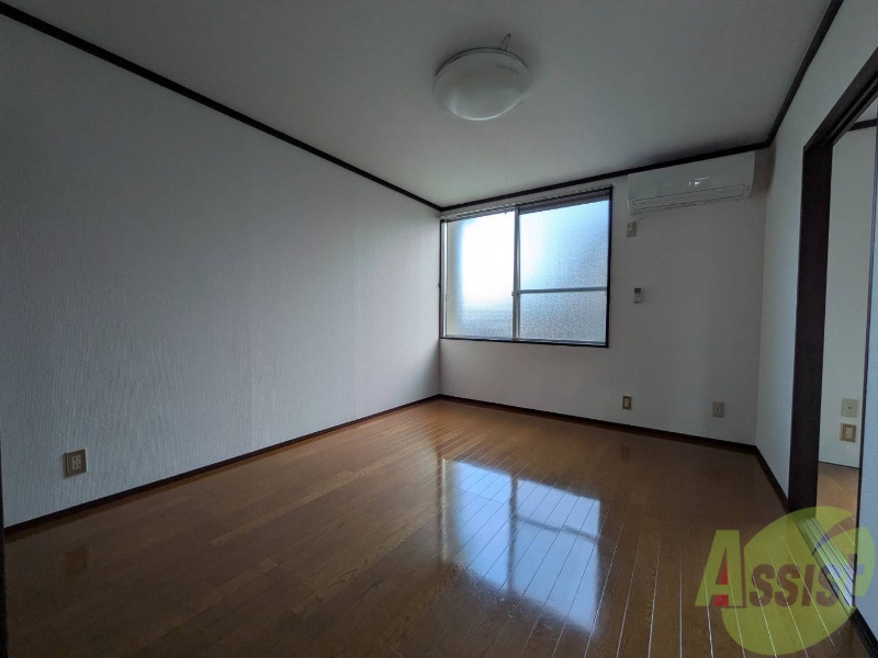 居室・リビング　お部屋は綺麗なフローリングでのんびりできそうです。