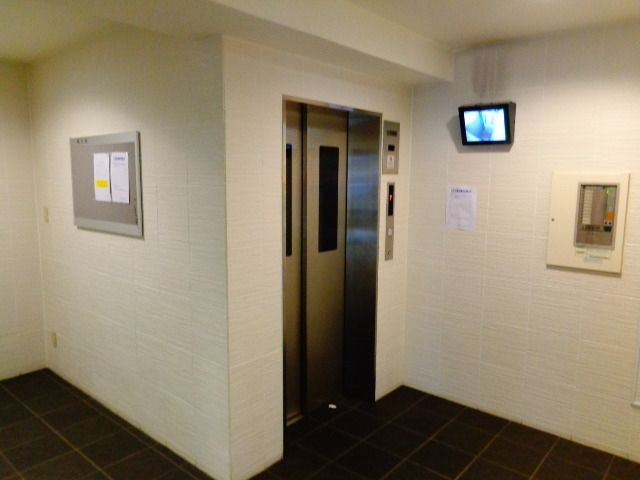 その他　モニター付きエレベーター