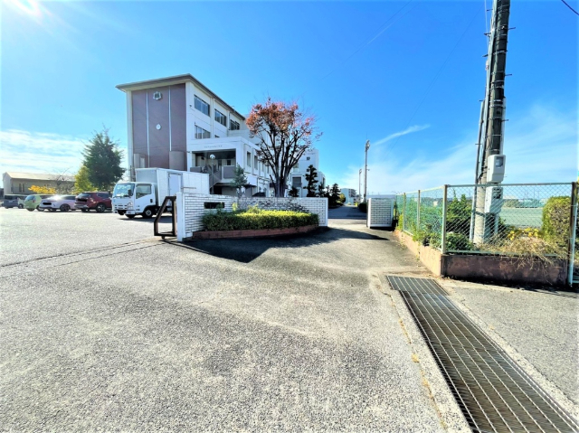 中学校　小牧市立小牧西中学校（中学校）まで581m