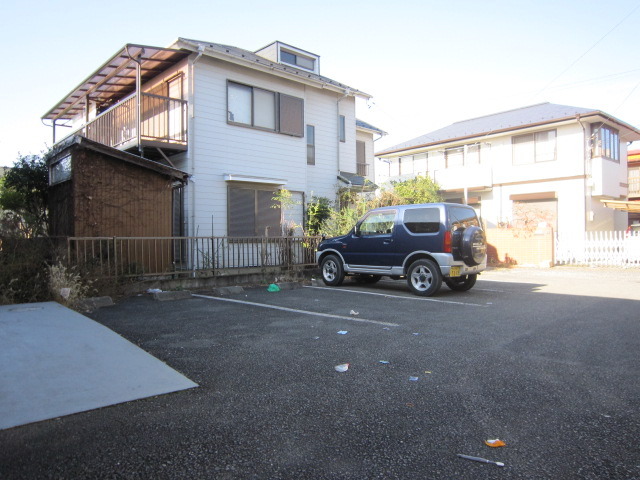 駐車場　敷地内に駐車場がありますが、まず空き確認してください。