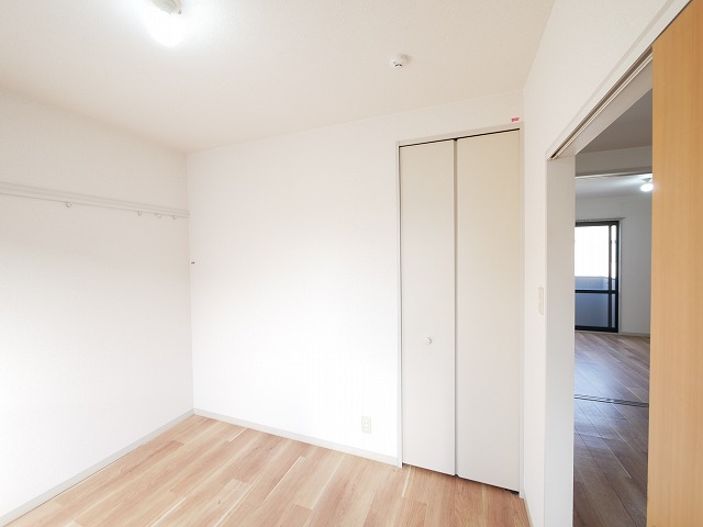 その他部屋・スペース　落ち着いた色調の寝室です