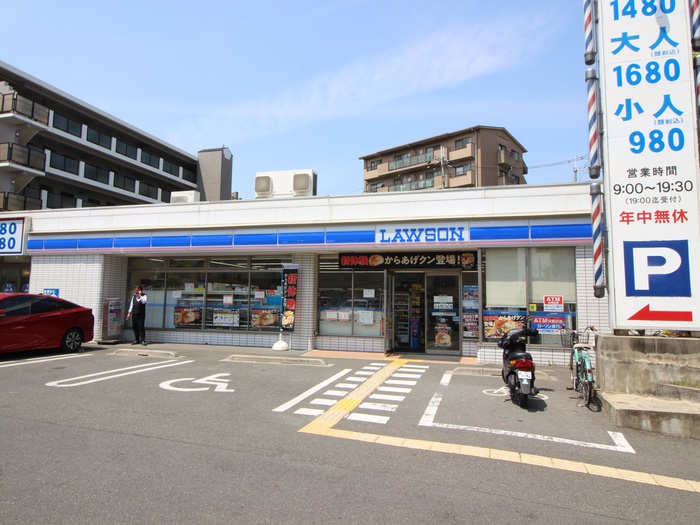 コンビニ　ローソン（コンビニ）まで725m