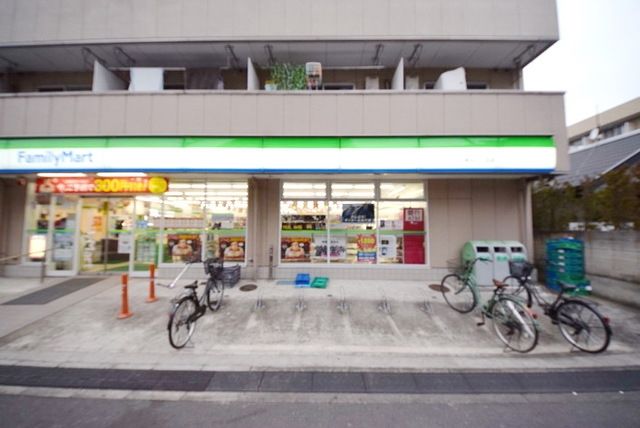 コンビニ　ファミリーマート新田一丁目店（コンビニ）まで557m