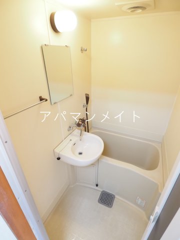 バス・シャワールーム　コンパクトで使いやすいお風呂です