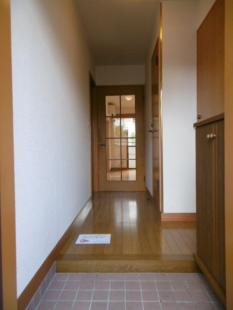 玄関　※写真は101号室のお部屋です。