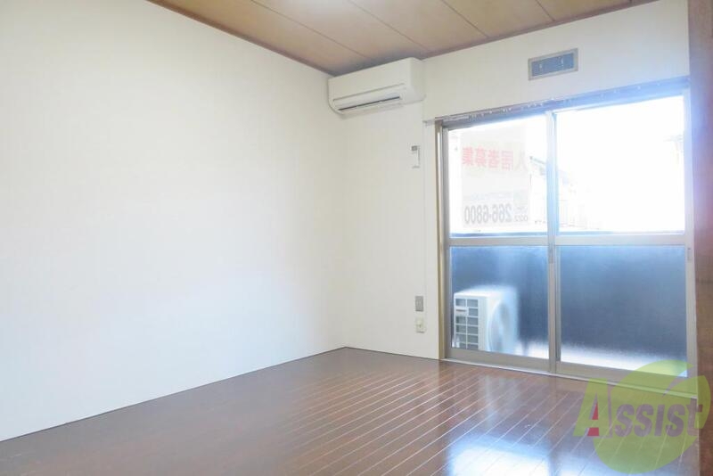 居室・リビング　大きな窓が印象的な明るいお部屋です。