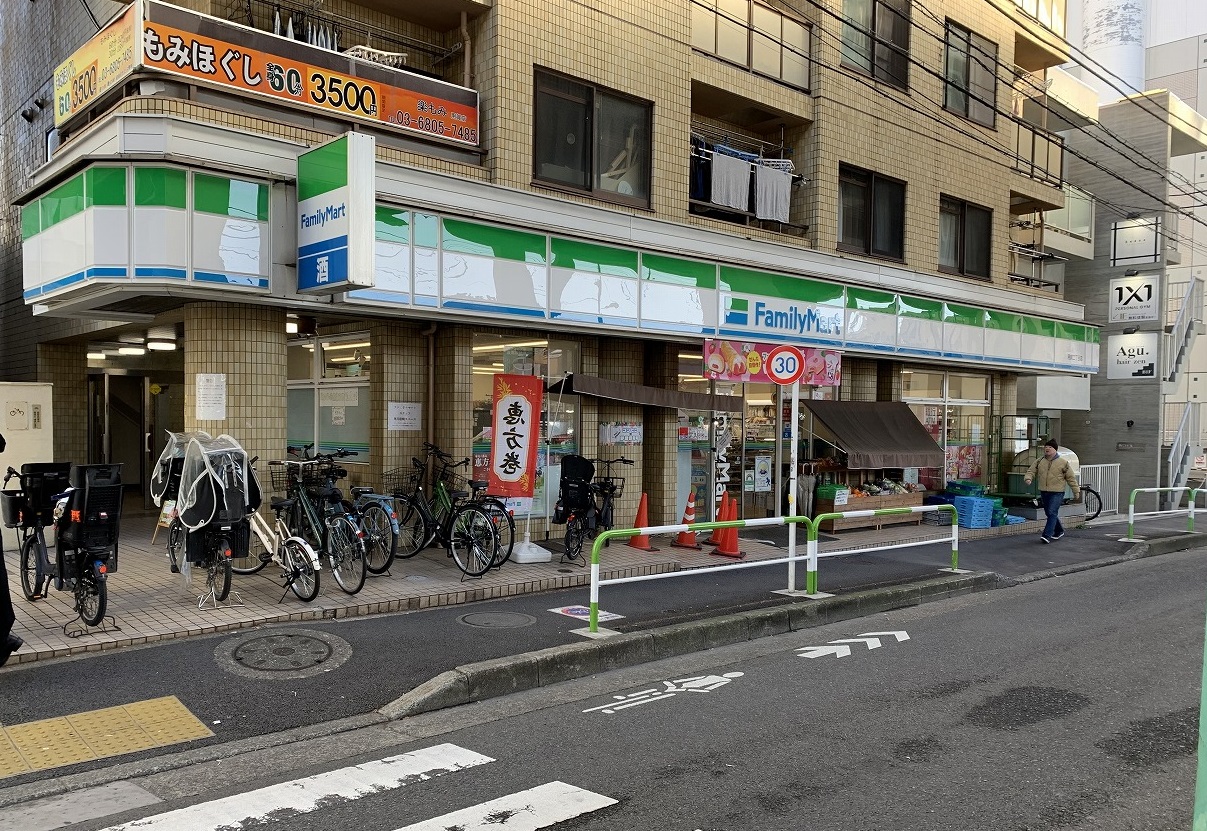 コンビニ　ファミリーマート用賀二丁目店（コンビニ）まで192m