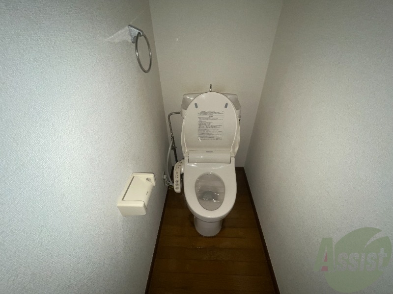 トイレ　こちらはトイレになります。ウォシュレット機能もついています。