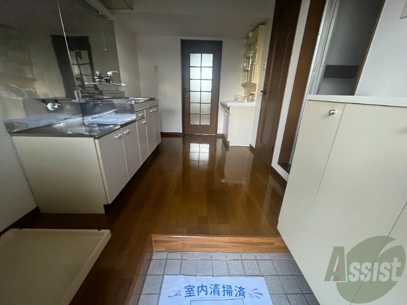 玄関　玄関から撮影しました。明るい印象を受けますね。