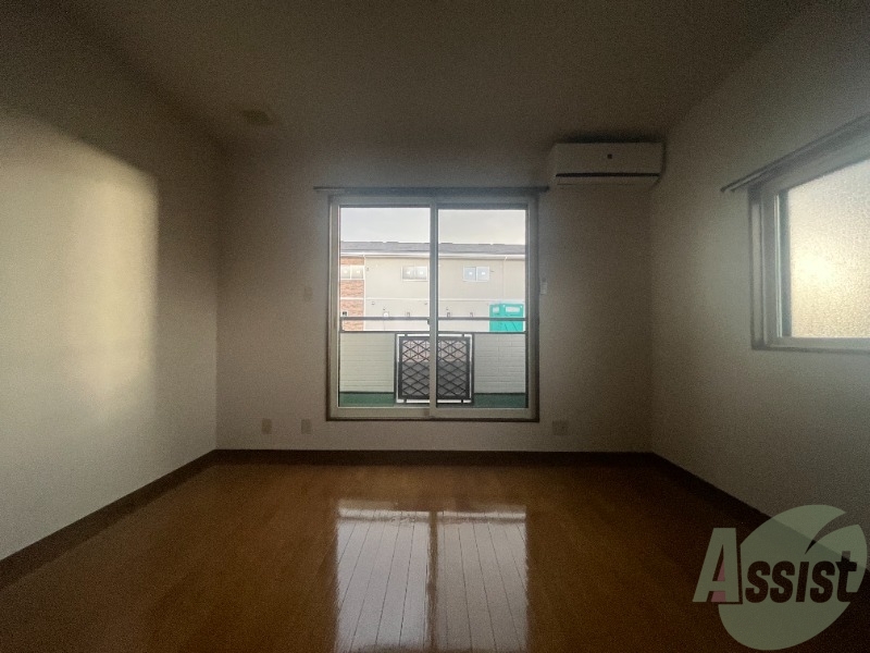 居室・リビング　こちらは洋室になっております。窓が大きいですね。