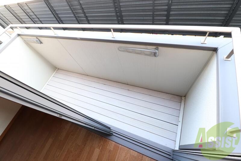 バルコニー　窓を大きく開けて、澄んだ空気を部屋いっぱいに取り込もう