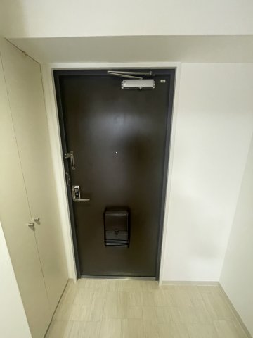 玄関　(参考)同マンション反転間取り他部屋の写真