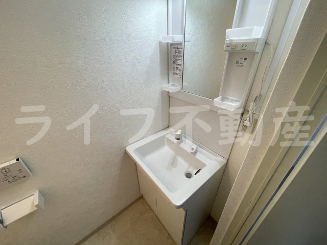 洗面設備　独立洗面台、朝の身支度には欠かせません
