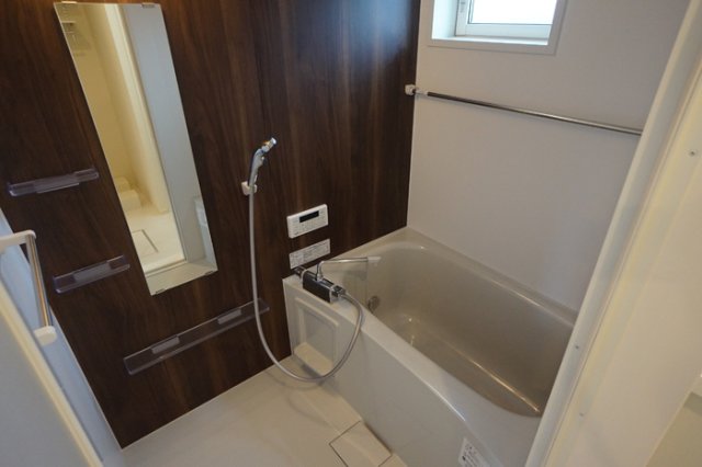 バス・シャワールーム　掲載写真は同型モデルを掲載しており実際のお部屋と仕様等が異な