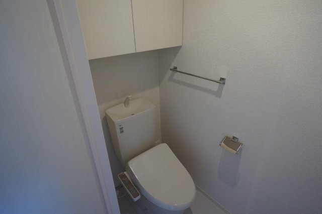 トイレ　掲載写真は同型モデルを掲載しており実際のお部屋と仕様等が異な