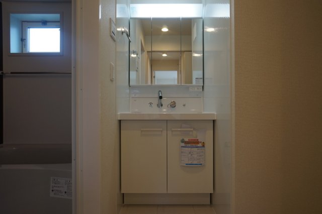 洗面設備　掲載写真は同型モデルを掲載しており実際のお部屋と仕様等が異な