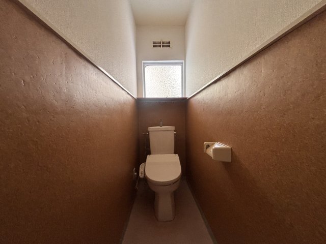 トイレ　トイレは窓があるので日中でも日差しが入ります◎コンパクトなト
