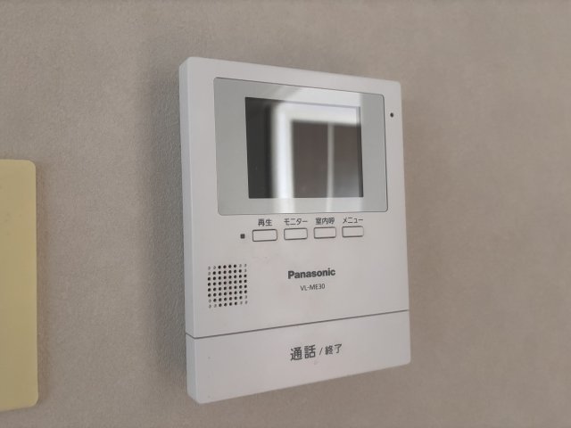 セキュリティ　モニター付きのインターホンなので急な来客でもしっかり確認でき