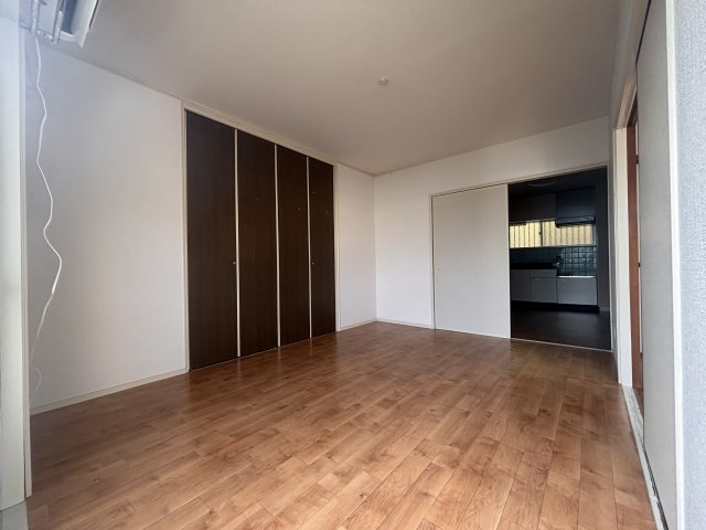 居室・リビング　キッチンと別で広々と洋室を使うことができます！　日差しもはい