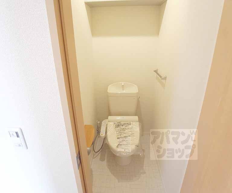 トイレ　ウォシュレット付き。