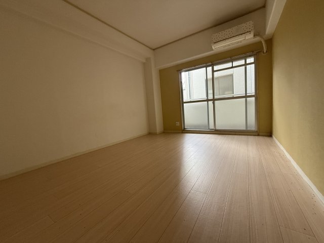 居室・リビング　同物件別号室のものです。