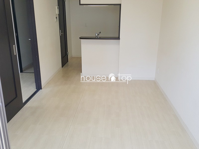 居室・リビング　広々としたリビングにはテーブルやソファーなど設置可能ですよ♪