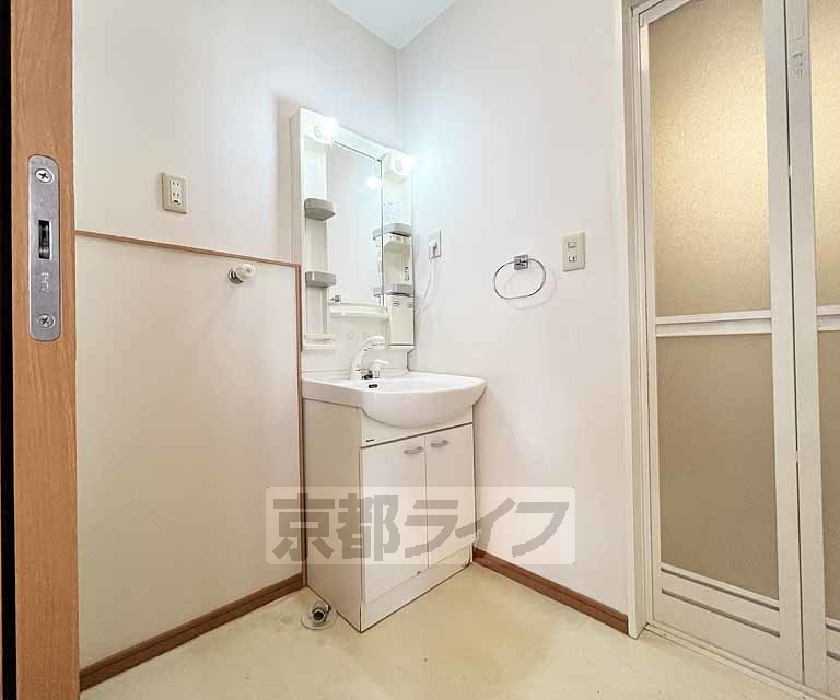 洗面設備　忙しい朝に嬉しい独立洗面台を完備しています。