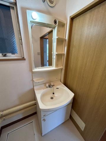 洗面設備　独立洗面化粧台が付いています