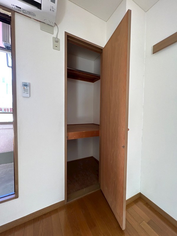 収納　クローゼットの扉に姿見が付いてて
