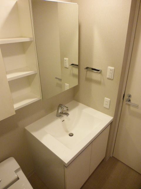 洗面設備　ゆったりとスペースのある洗面所