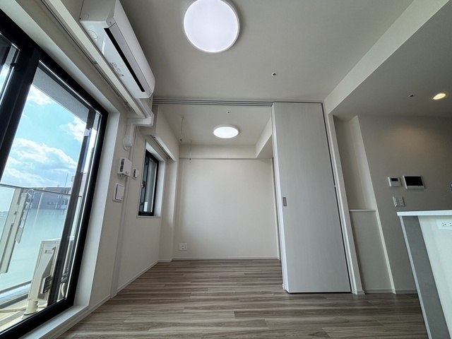 その他部屋・スペース　リビングから見た洋室３畳