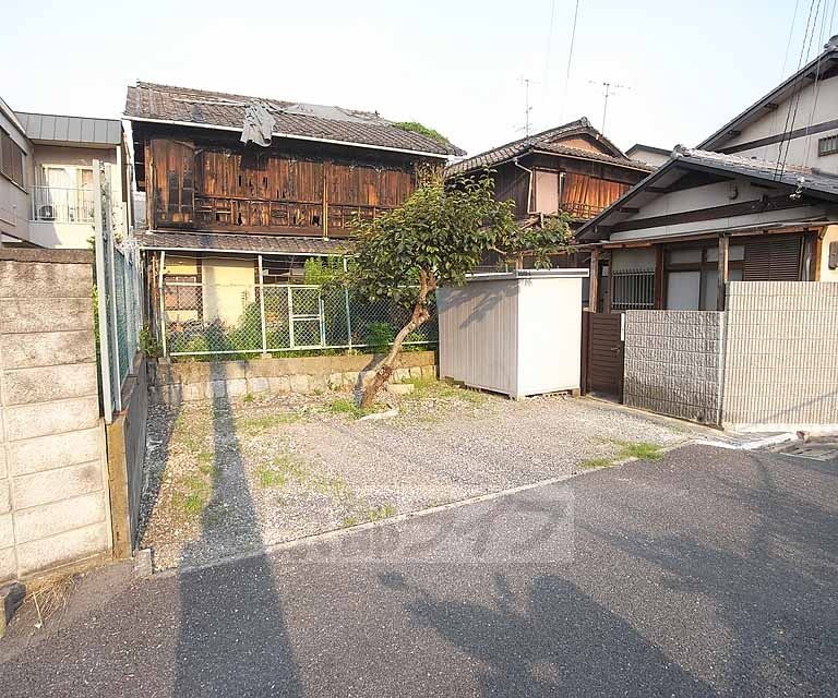 駐車場　下は砂利ですが２台置けます。